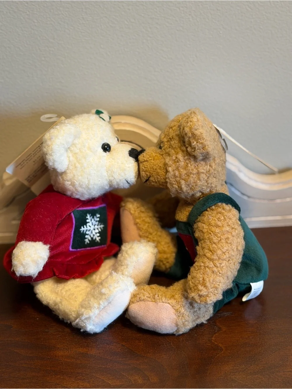 Hallmark Mistletoe Kiss Kiss Bears from 1990s